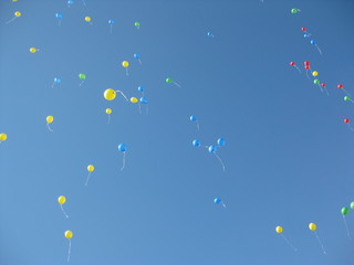 Bunte Luftballons am blauen Himmel
