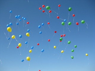 Farbige Luftballons am blauen Himmel