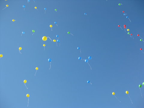 Bunte Luftballons am blauen Himmel