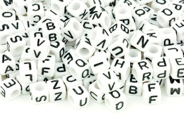 Buchstabenwürfel vor weißem Hintergrund