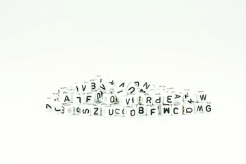 Buchstabenwürfel vor weißem Hintergrund