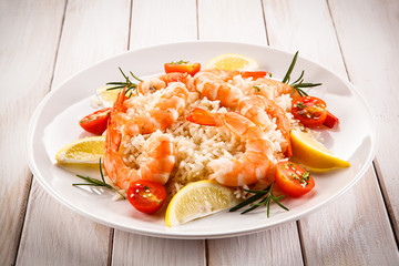 Shrimps with white rice and vegetables