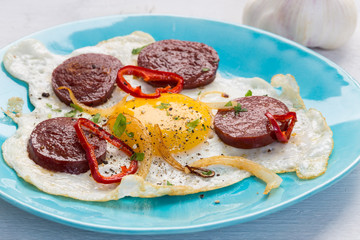 Sucuk türkische knoblauchwurst mit ei