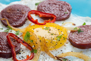 Sucuk türkische knoblauchwurst mit ei