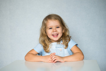 симпатичная девочка смеется