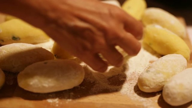 Preparazione crocchette di patate su un tagliere di legno. 