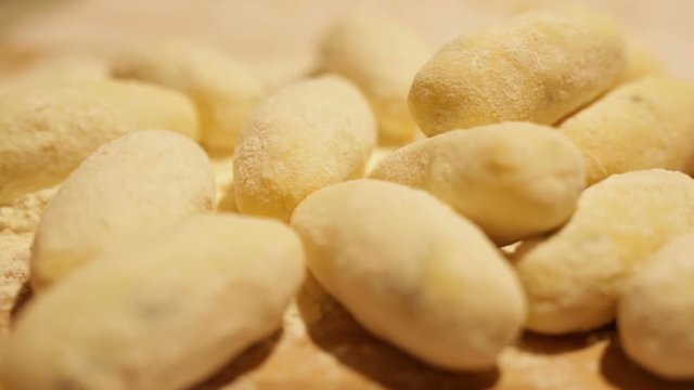 Preparazione crocchette di patate su un tagliere di legno. 