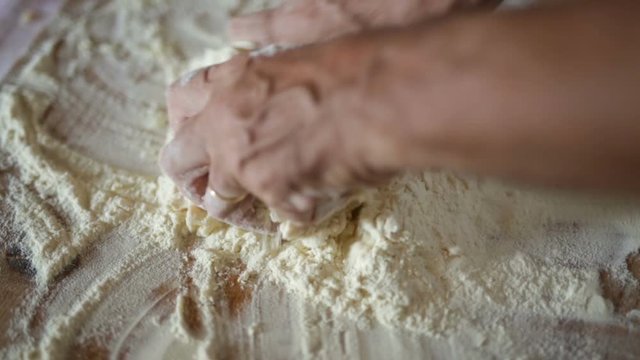 Impasto acqua farina e sale per la pasta fatta in casa. 