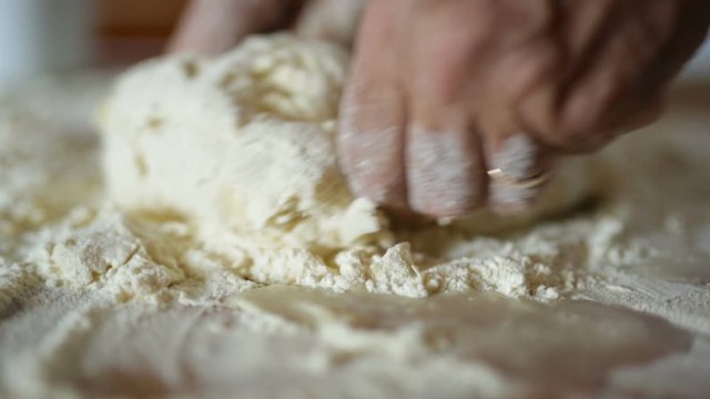 Impasto acqua farina e sale per la pasta fatta in casa. 