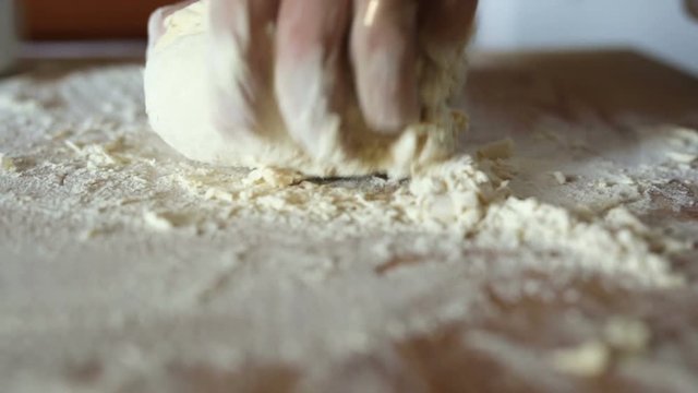 Impasto acqua farina e sale per la pasta fatta in casa. 