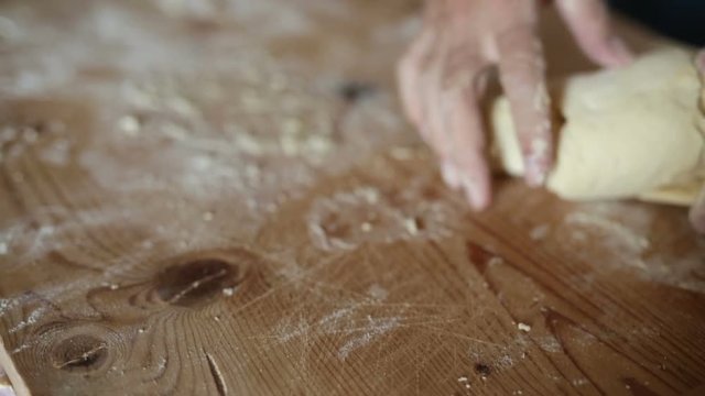 Impasto acqua farina e sale per la pasta fatta in casa. 