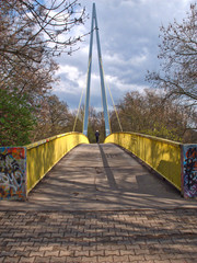 Ein einsamer Läufer auf einer Brücke