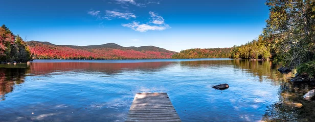 Foto op Plexiglas Panoramisch uitzicht op Lake Placid in de Adirondacks op een zonnige dag met kleurrijke herfstbladeren © frank1crayon