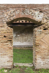 Ostia antica, Blick in Haus mit Wandmalerein, Italien