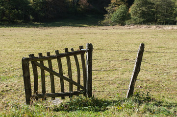 détail barrière en bois dans une prairie