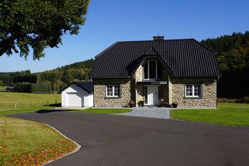 gepflegtes Einfamilienhaus aus Bruchstein