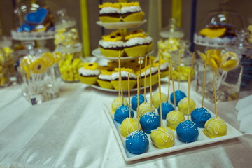 Obraz na płótnie Canvas Blue and yellow glaze balls stand on the square plate