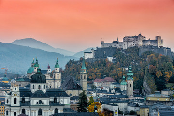 Obraz premium Zamek Hohensalzburg, Salzburg Austria o zachodzie słońca