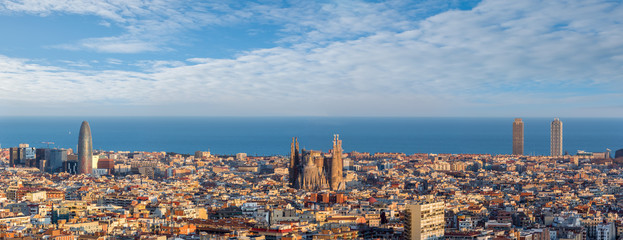 Fototapeta premium Sagrada Familia i widok na panoramę miasta Barcelona, Hiszpania