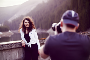 Obraz premium photographer takes pictures of a model mountain nature