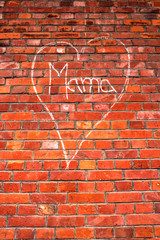 Herz mit Mama auf Backsteinwand