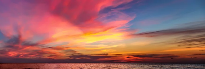 Fotobehang Tropische kleurrijke dramatische zonsondergang met bewolkte hemel. Avondrust aan de Golf van Thailand. Heldere nagloed. © sonatalitravel