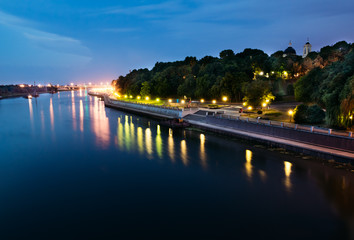 Fototapeta na wymiar View of the city of Gomel city park in night illumination