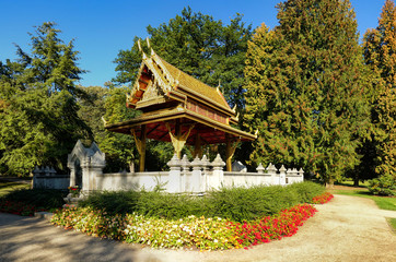 Fototapeta na wymiar Thailändischer Tempel im Kurpark Bad Homburg mit herbstlicher Stimmung