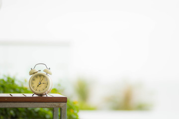 Naklejka premium Concept alarm clock on beach of island, thailand.