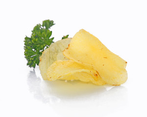 Chips et persil,fond blanc