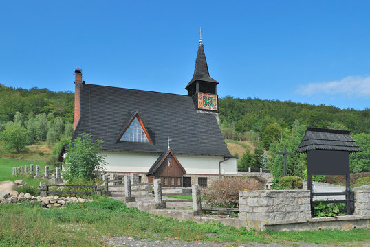 die bekannte Dorfkirche von Jagniatkow oder Agnetendorf in Niederschlesien nahe Jelenia Gora,Polen