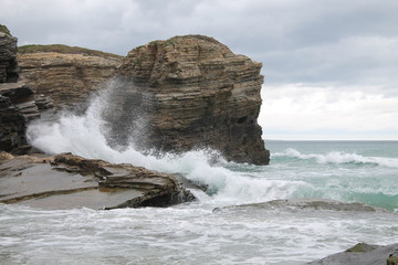 ola chocando playa de las catedrales