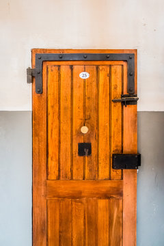Porte d'une cellule de l'ancienne prison Montluc à Lyon