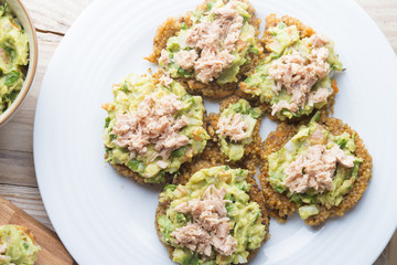 Burger of quinoa with tuna and guacamole