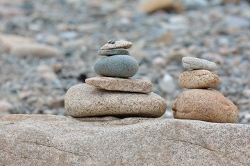 Galets en équilibre sur un gros rochers