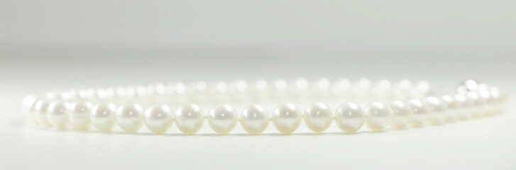 Perlenkette vor hellem Hintergrund