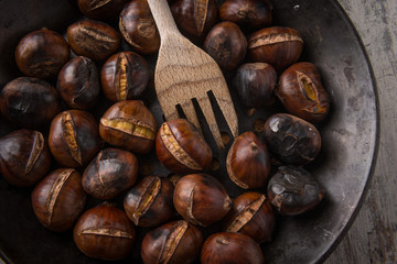 Caldarroste nella padella di ferro bucherellata 