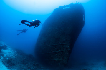 Plongeurs explorant l& 39 épave