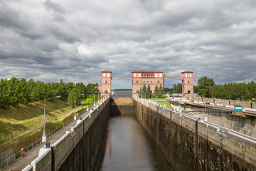 Fototapeta na wymiar sluice gateway to the river channel for ships