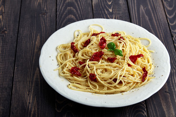 Spaghetti with sun-dried tomatoes and black pepper