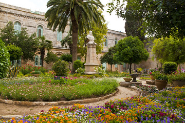 Piękny ogród w Jerozolimie © rafaello