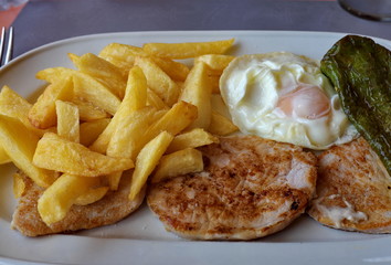 Frites, steack, oeuf poché, piment