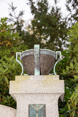 schönes Pflanzgefäß auf einem Grabstein © Blende8