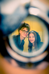 Femmes au travers du juda de la porte de la cellule de l'ancienne prison Montluc à Lyon