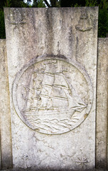 Grabstein mit Segelschiff © Blende8
