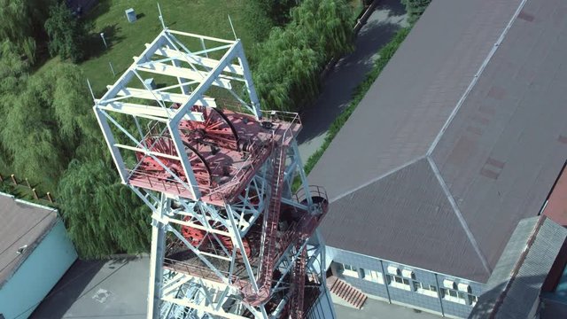 Rotating sheave wheels of mine hoist, shaft lifting system