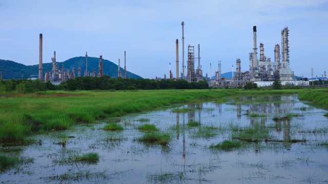 4K Time Lapse : Esso Sriracha Refinery, Laem Chabang, Thailand- October 10, 2016, Petrochemical Industrial With City Background At Sunset In Si Racha District, Chon Buri , Thailand