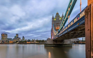 Eingang zur Tower Bridge mit Blick auf die City of London