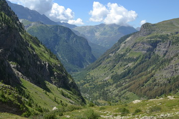 Fototapeta na wymiar bergen in de buurt van het bergdorpje Prapic in het Parc National des Ecrins 