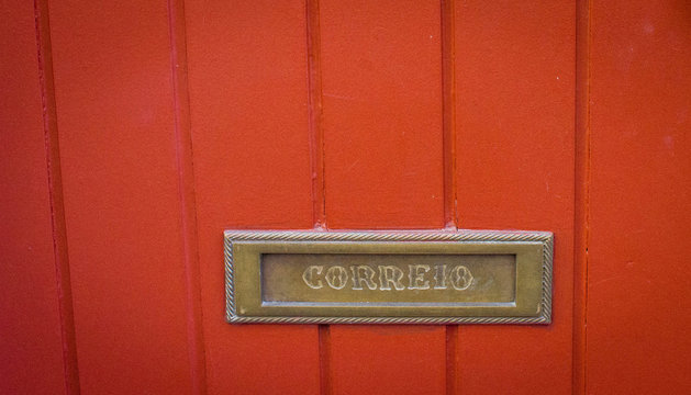 Letterbox close-up in Portuguese - correio